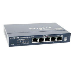 NETGEAR Mini Switch Ethernet Gigabit 5 portu 10/100/1000 Mb GS105 + Merící prístroj na testování síťových kabelu  TC-NT2