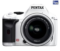 PENTAX K-x bílý + objektiv DA 18-55 mm f/3,5-5,6 AL + Pouzdro Zrcadlovka 15 X 11 X 14.5 CM + Pameťová karta SDHC 8 GB + Nabíječka 8H LR6 (AA) + LR035 (AAA) V002 + 4 baterie NiMH LR6 (AA) 2600 mAh