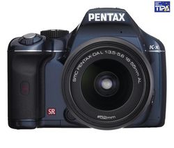 PENTAX K-x in navy blue + DA L 18-55mm f/3.5-5.6 Lens + Pouzdro Zrcadlovka 15 X 11 X 14.5 CM + Pameťová karta SDHC 8 GB + Nabíječka 8H LR6 (AA) + LR035 (AAA) V002 + 4 baterie NiMH LR6 (AA) 2600 mAh + Čtecka karet 1000 v 1 USB 2.0